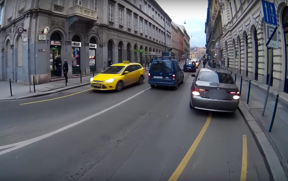 Kerékpáros alázta a tilosban parkoló BMW sofőrjét Budapesten
