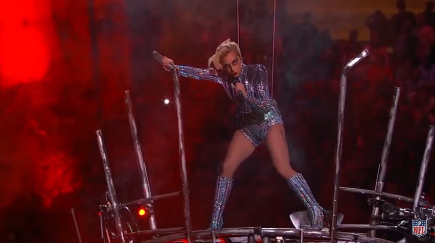 Lady Gaga szó szerint rárepült a Super Bowlra – videó