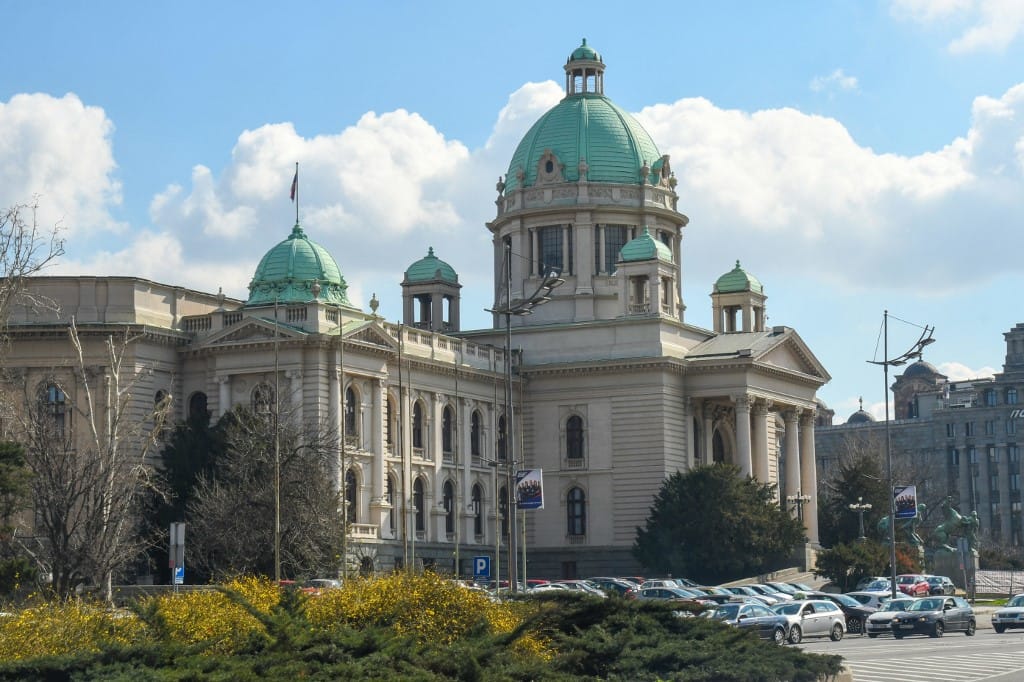 Öngyilkos lett egy férfi a szerb parlament lépcsőjén
