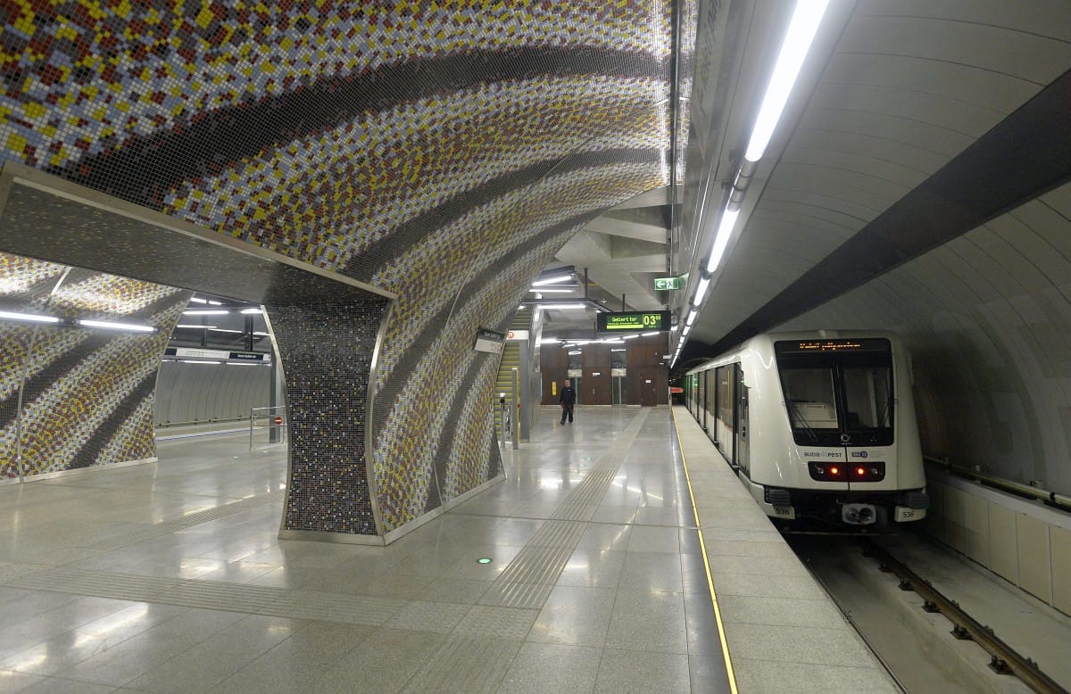 Mit keres ez a pocsolya a 4-es metró peronján?