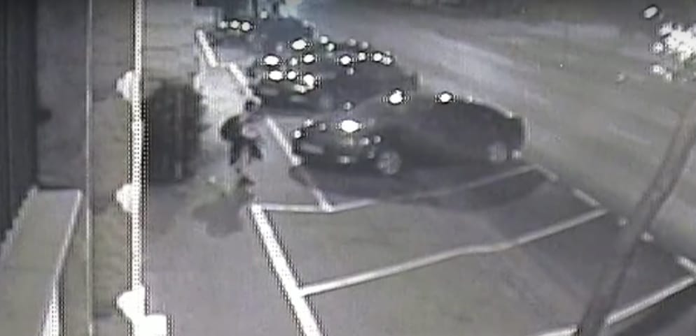 Videóra vette egy józsefvárosi kamera, ahogy a nő megrugdosott egy parkoló autót