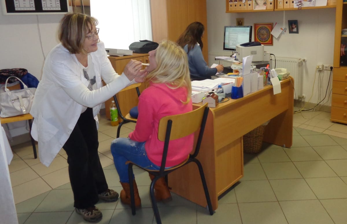 „Végignézem, ahogy meghal a néni” – Egy háziorvos drámai beszámolója