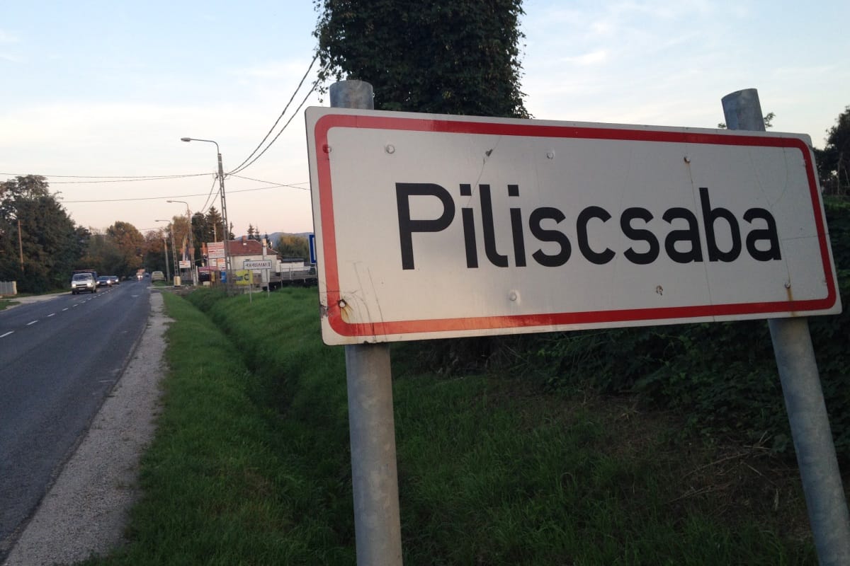 Személyautó ütközött kerítésnek Piliscsabán, utasa meghalt