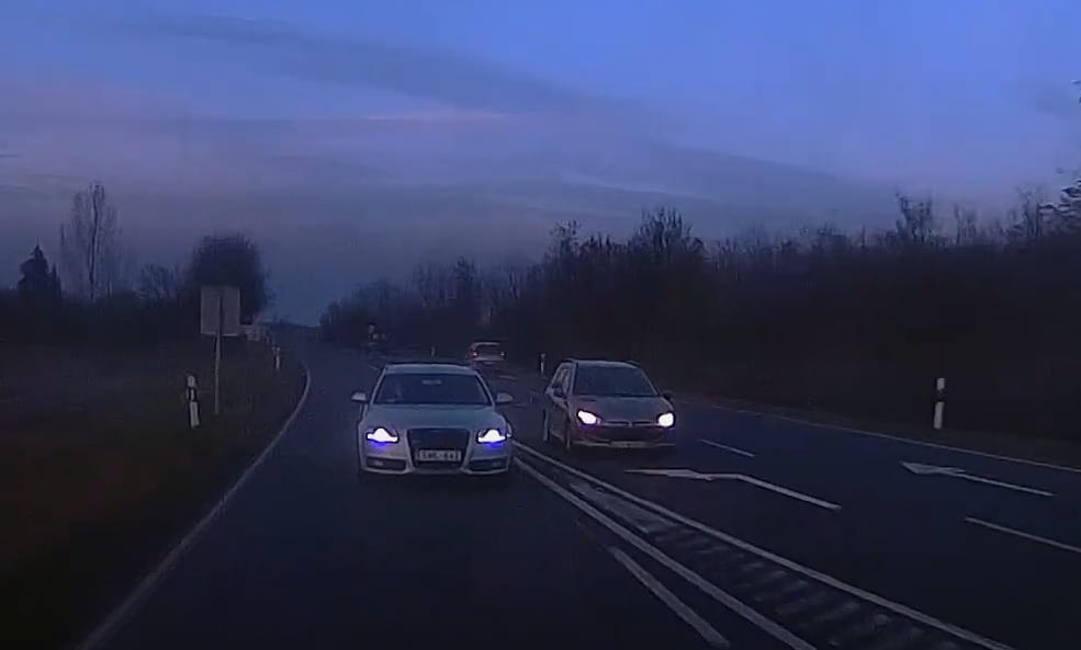 Árokban végződött a szabálytalan előzés, rendőrök vették videóra
