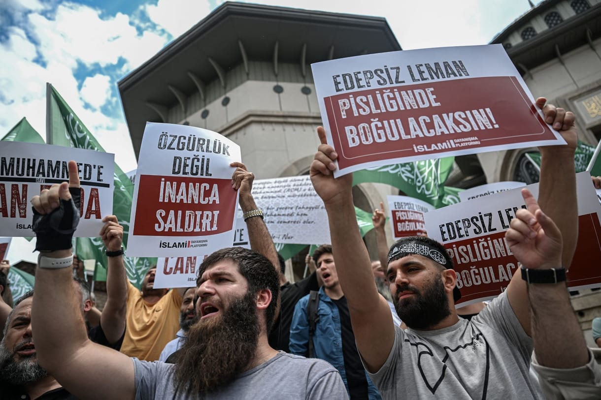 Karikaturistákat hurcoltak el a hatóságok Törökországban egy rajz miatt, amin egyesek szerint Mohamed próféta látható