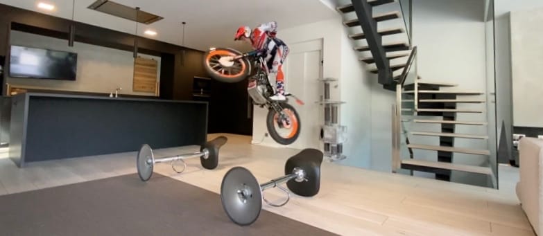 Egy triál motoros nem retten meg az otthoni karanténtól – videó