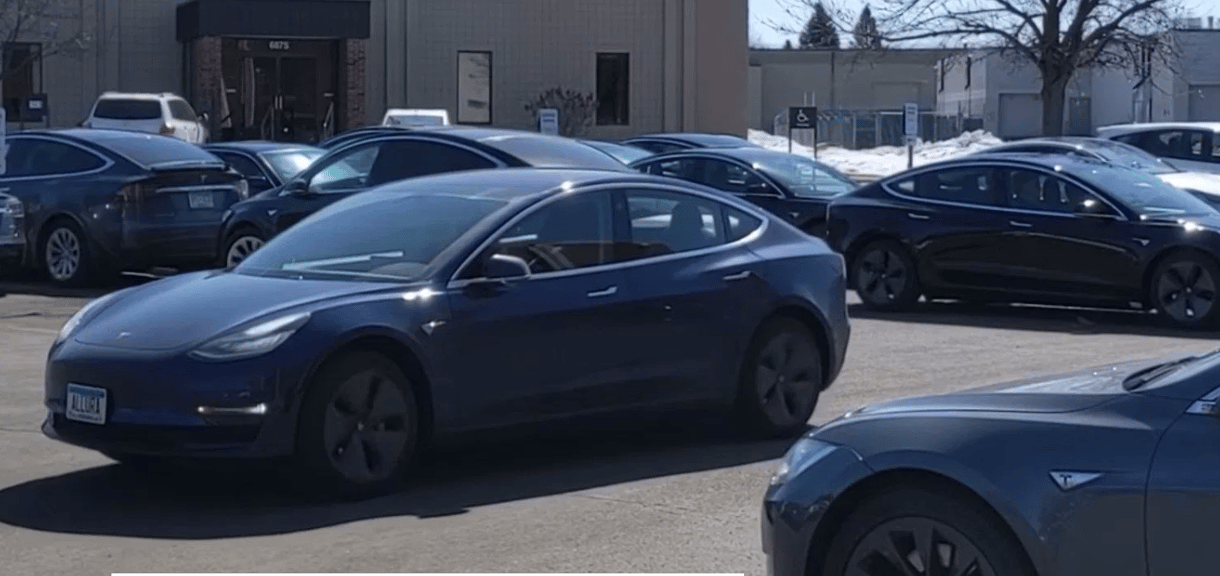 Gyere ide, Pajti! A Tesla is megcsinálja, amit KITT tudott – videó