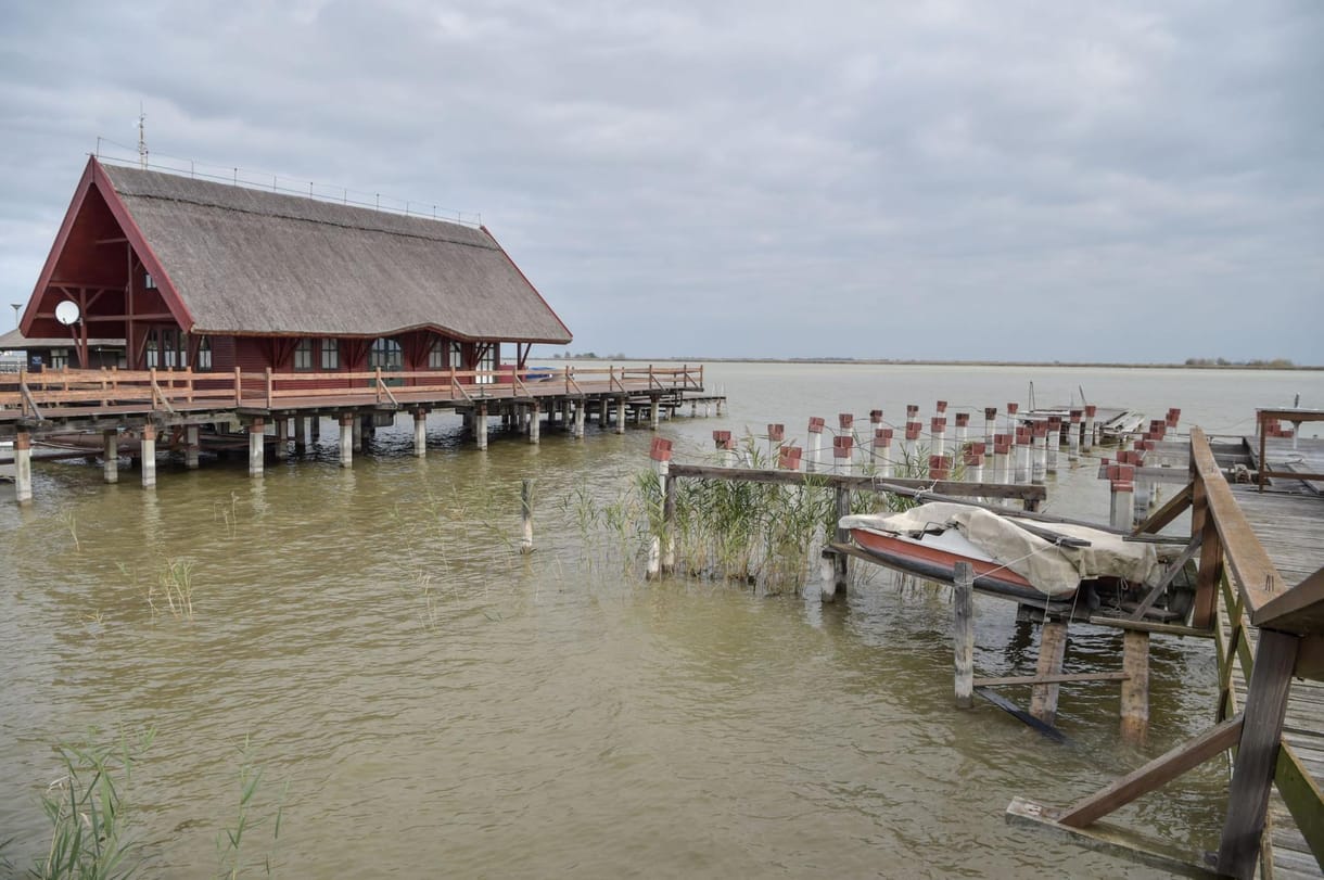 Mehetnek a munkagépek a Fertő tóra bontani