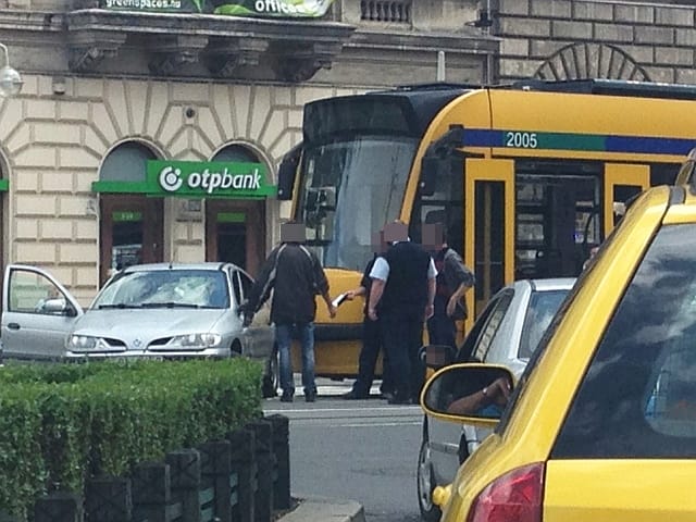 Baleset és dugó az Oktogonon