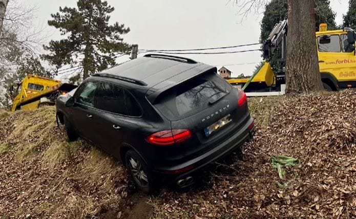 Két autómentő emelte ki a gödi Feneketlen-tónál landoló Porschét – videó