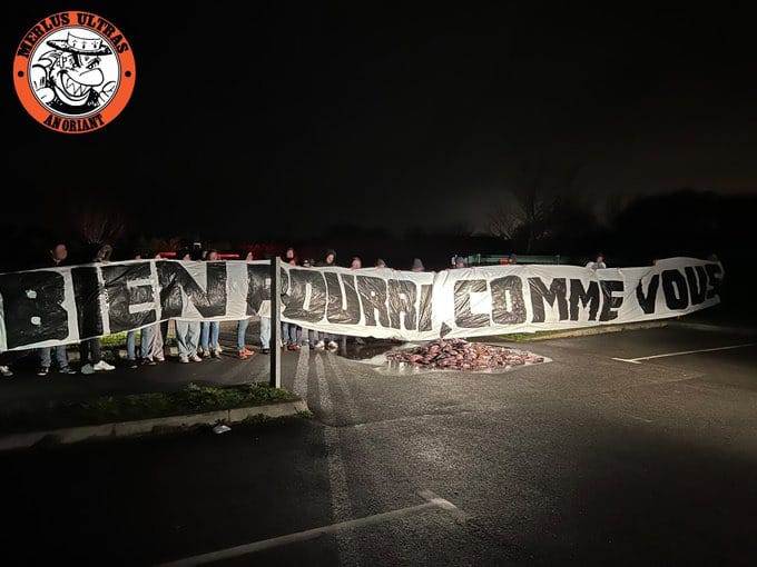 400 kiló rohadt hallal köszönték meg a Lorient-ultrák az edzőknek, hogy csapatuk 4-0-s zakót kapott riválisától