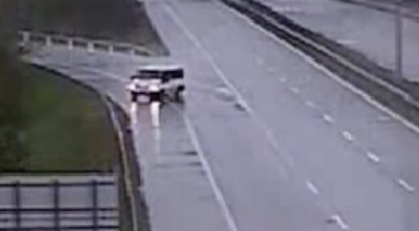 Az M7-esen mutatta be egy kisbusz, mi is az aquaplaning – videó