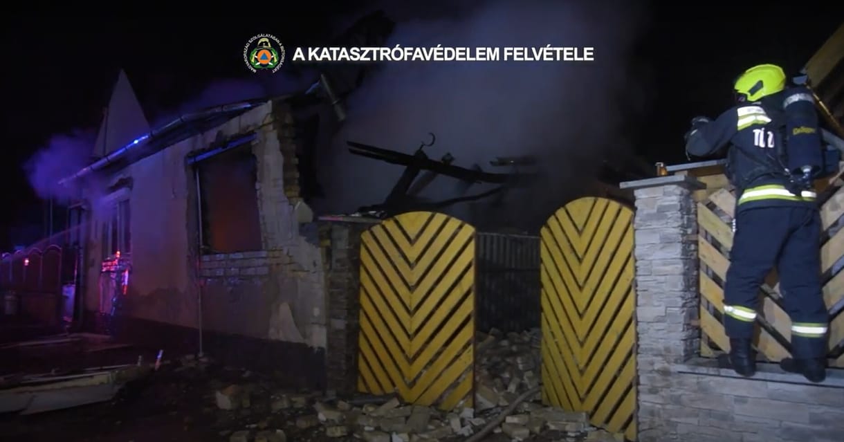 Robbanás után kigyulladt egy ház Budapesten – videó