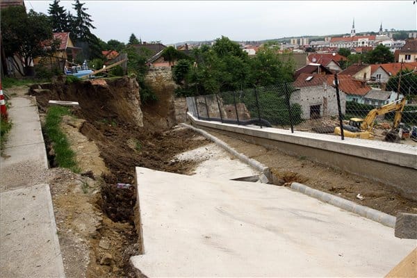Elmozdult egy öt méter magas támfal Miskolcon - fotók