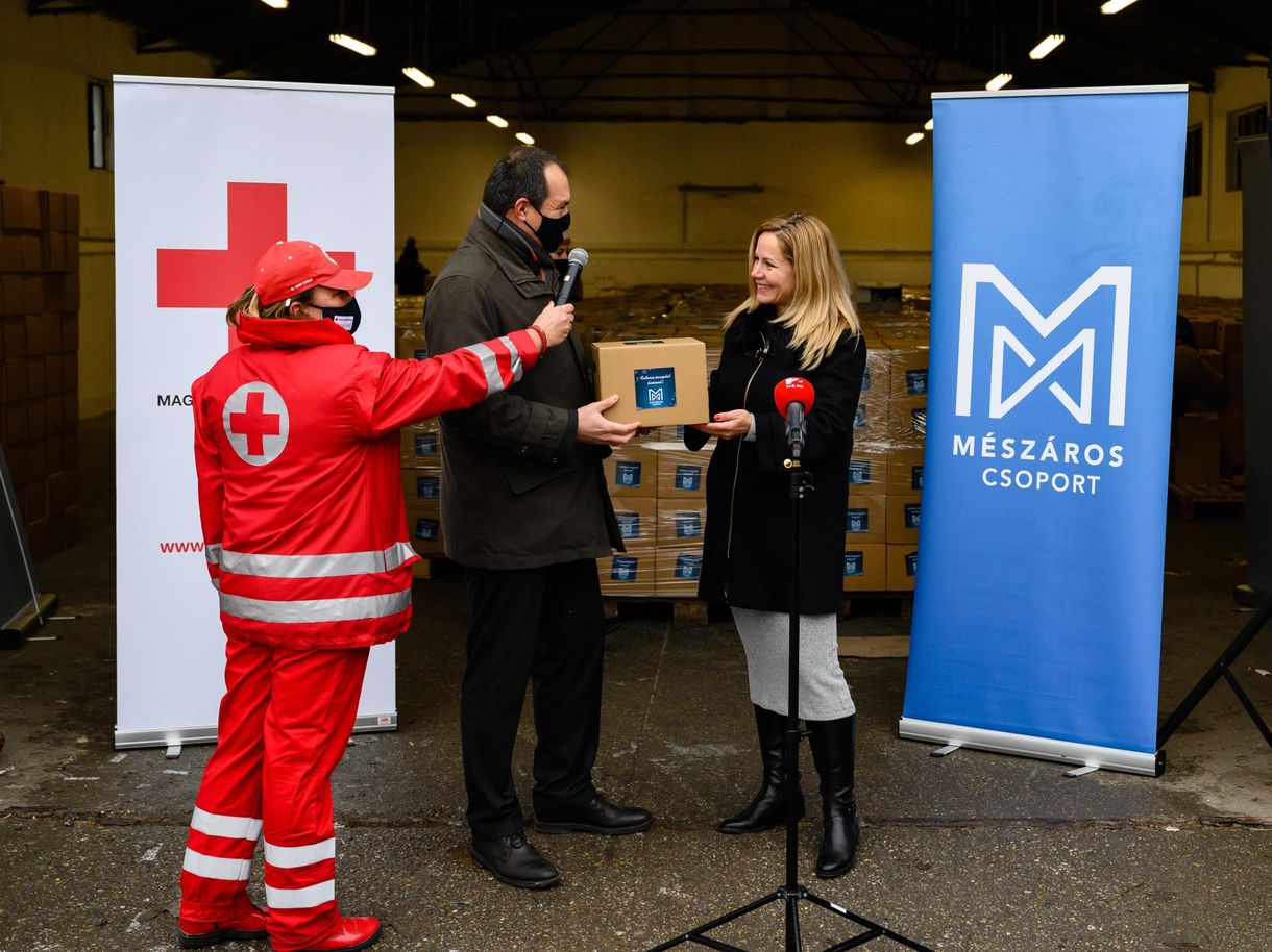 50 millió forintnyi élelmiszert adakoznak Mészáros Lőrincék