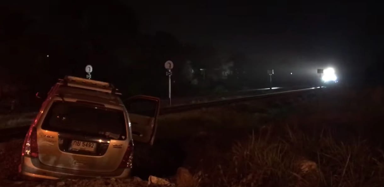 Elakadt a síneken a SUV, aztán jött a vonat – videó