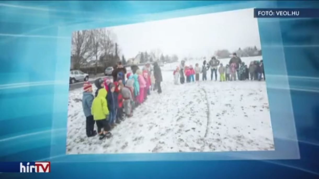 Megint óvodásokat használtak biodíszletnek fideszesek egy alapkőletételen