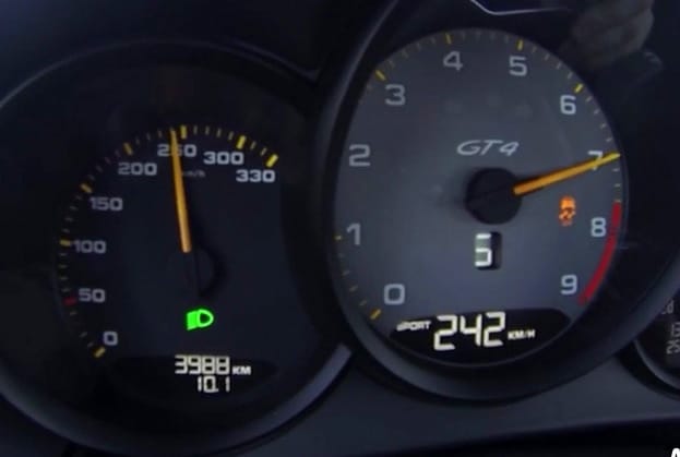 Még hogy szegény ember 911-ese a Porsche Cayman? – Videó