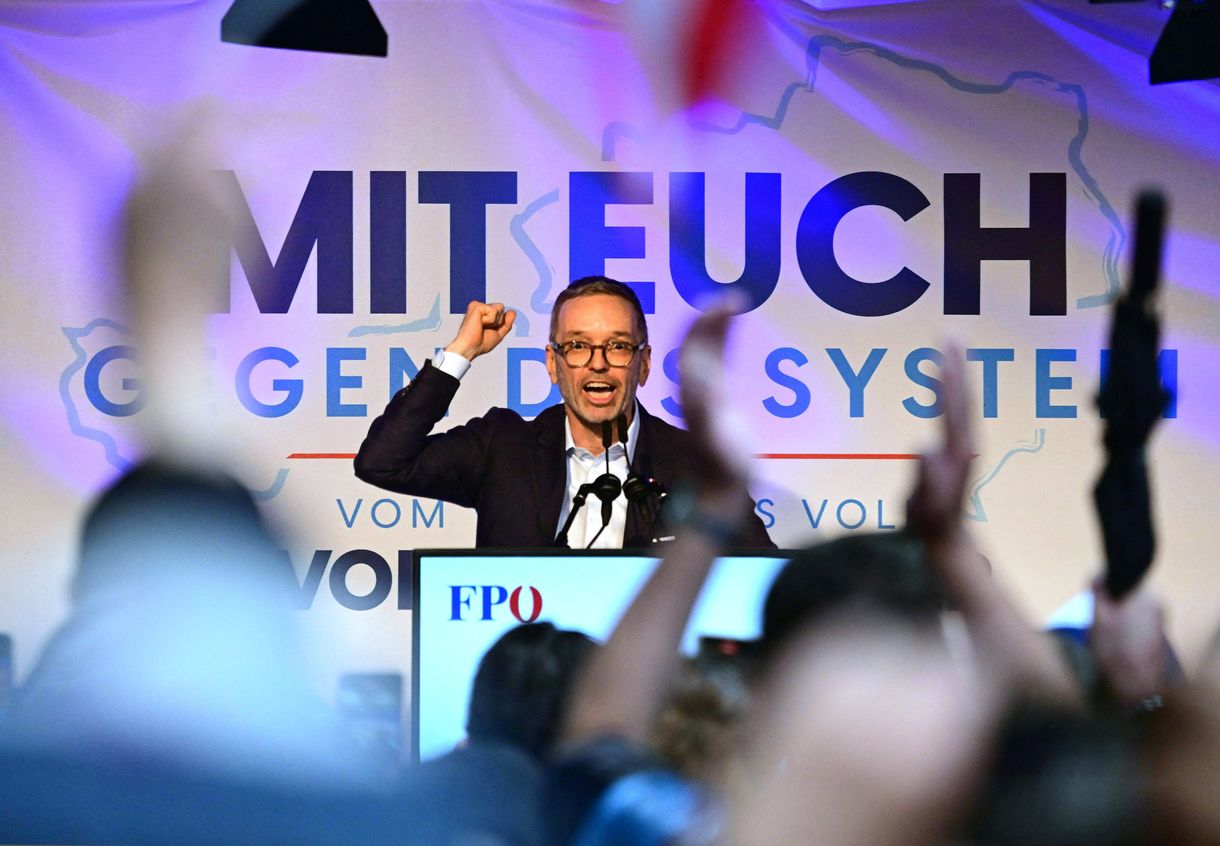 Akikre a Fidesz büszke: az FPÖ útja a nemzetiszocialista múlttól a sörsátoron át a sporttáskában kihordott pénzig