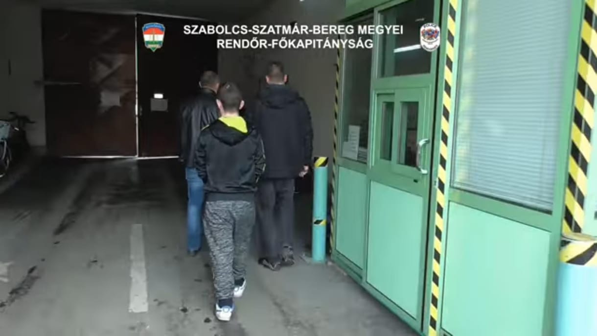 Így viszik a rendőrök a nyíregyházi autótolvajokat - videó