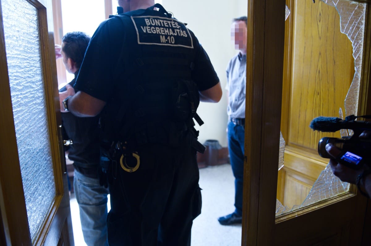 Verekedés tört ki egy budapesti bírósági tárgyaláson