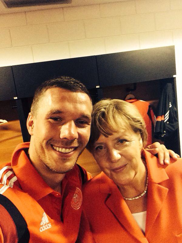 Fotó: Podolski Merkellel nyomott egy szelfit a meccs után