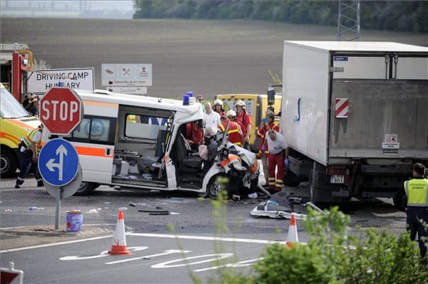Mentőautó tört rommá az M1-esnél, ketten megsérültek - fotó