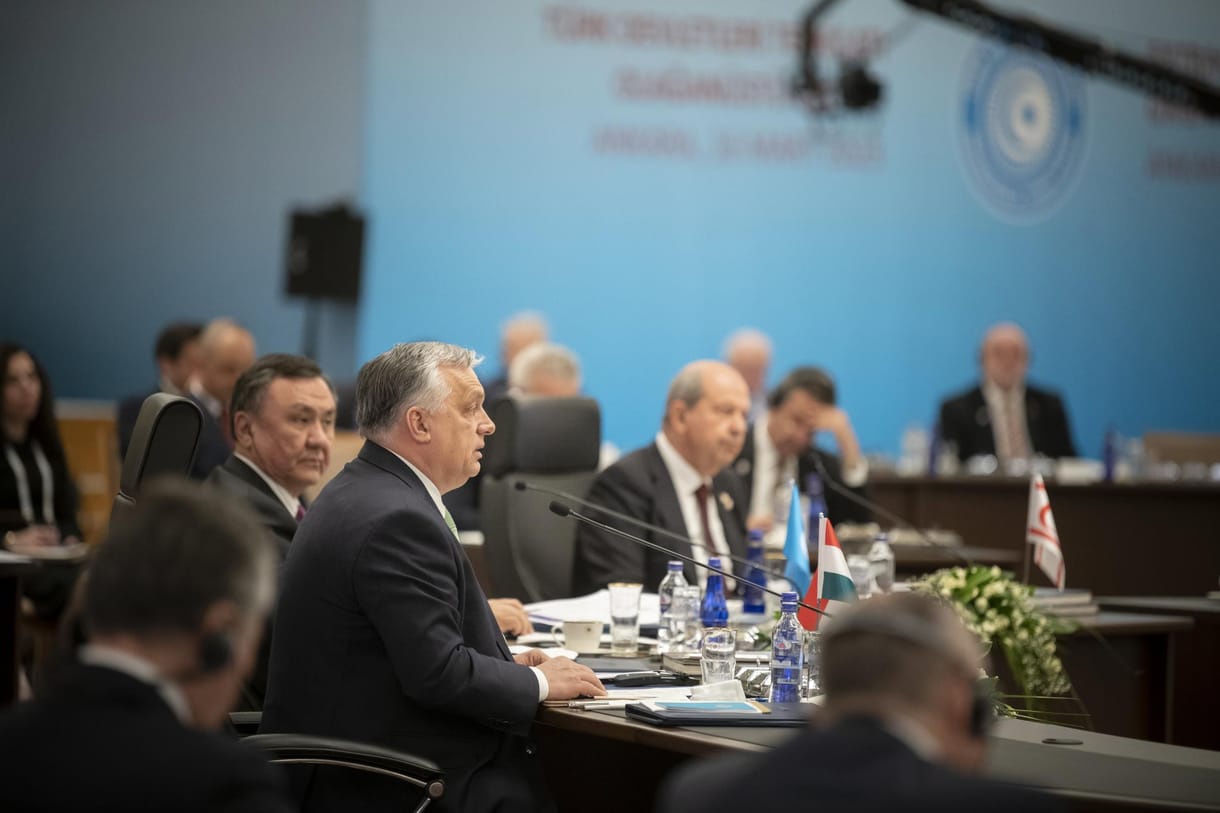 Gáz, tisztelet és Brüsszel bosszantása – ezért udvarol Orbán a türk világnak