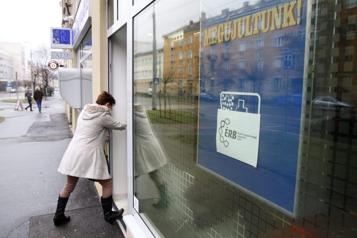 Amióta tranzakciós illeték van, félmillió bankszámla szűnt meg