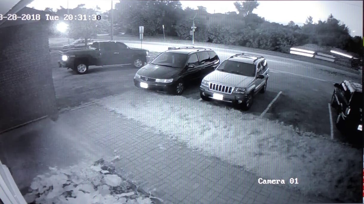 Videó: Repülő Teslát vett fel egy biztonsági kamera
