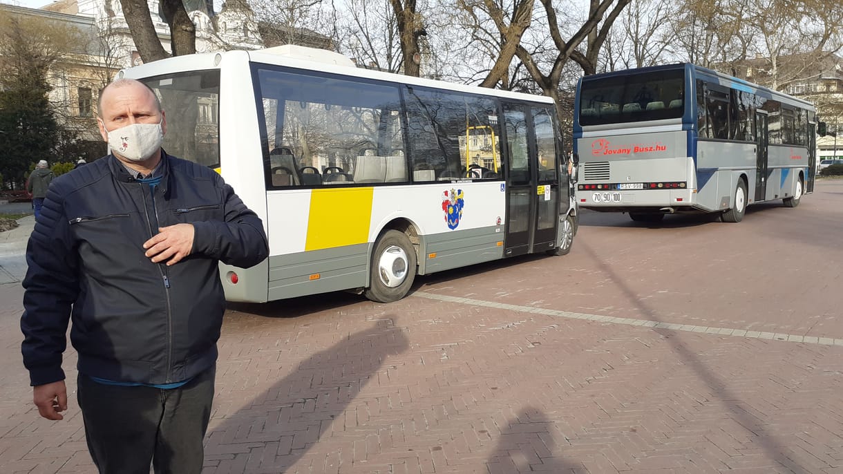 A helyi buszos cég tulajának fia vezette Márki-Zay kampánybuszát, egy helyi sportklub hirtelen szerződést bontott velük