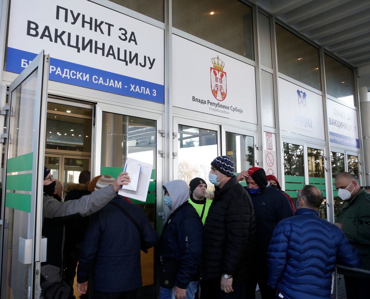 Bárki kaphat oltást Szerbiában - kígyózó sorok a határokon