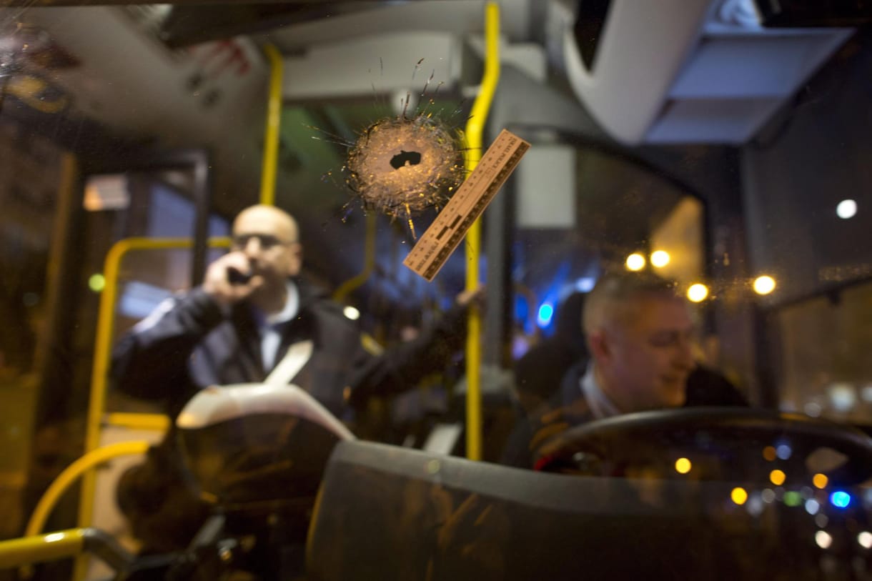 Egy busz utasaira kezdett el lövöldözni, utána késelt is a fiatal terrorista Izraelben