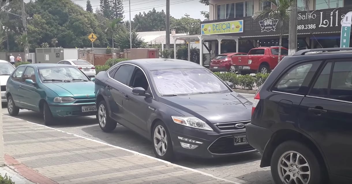 Zseniális videó: ez a sofőr kitalált egy trükköt, hogy a legszűkebb helyről is ki tudjon állni – és működik