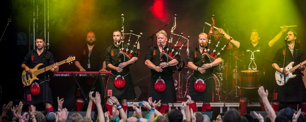 Azt hitték, a Red Hot Chili Peppersre vettek jegyet – végül egy skótduda-együttes koncertjén találták magukat