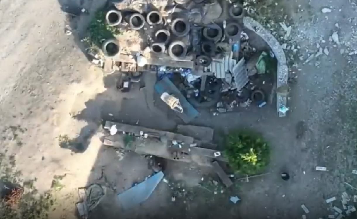 Az oroszok műanyag pohárban dobtak gránátot az ukránokra – videó