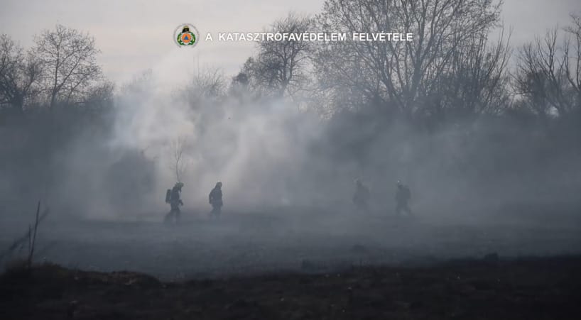 Lángolt a nádas Budapest határán – videón a tűzoltók küzdelme
