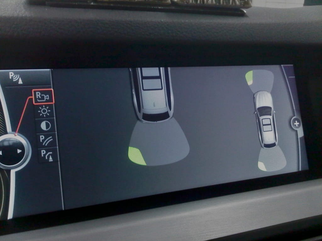 Ez a BMW-s párnákkal védekezik a parkolási koccanások ellen