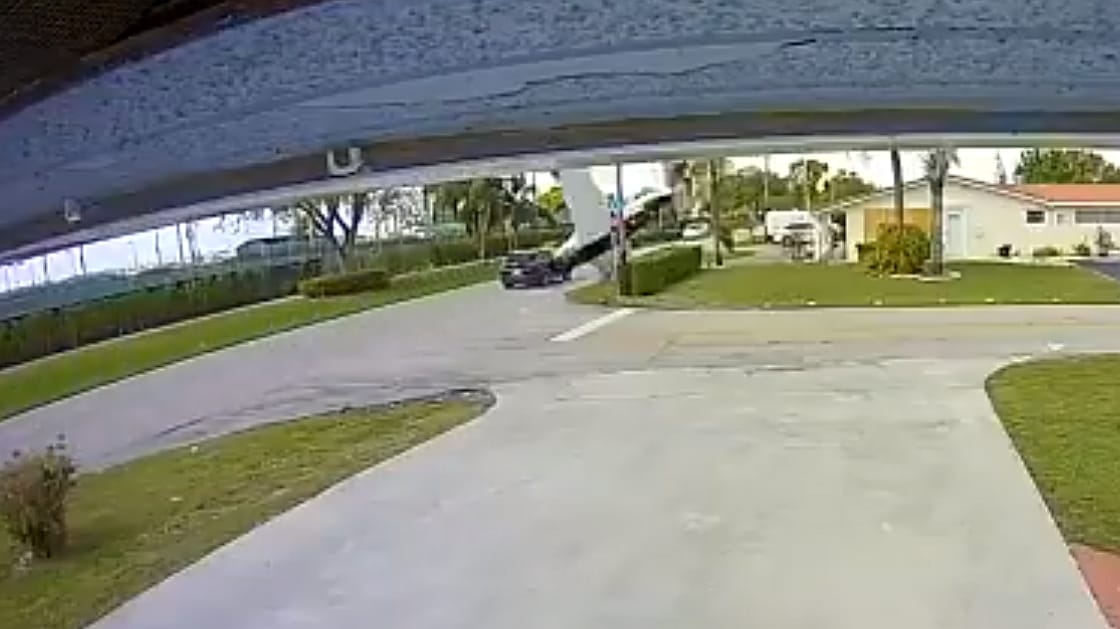 Zuhanó repülőgéppel ütközött egy autó Floridában – videó