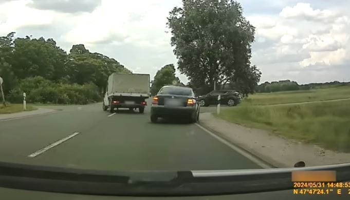 Bevállalta az előzést a tiltó tábla után is a Passat, majdnem baj lett belőle Újfehértónál – videó