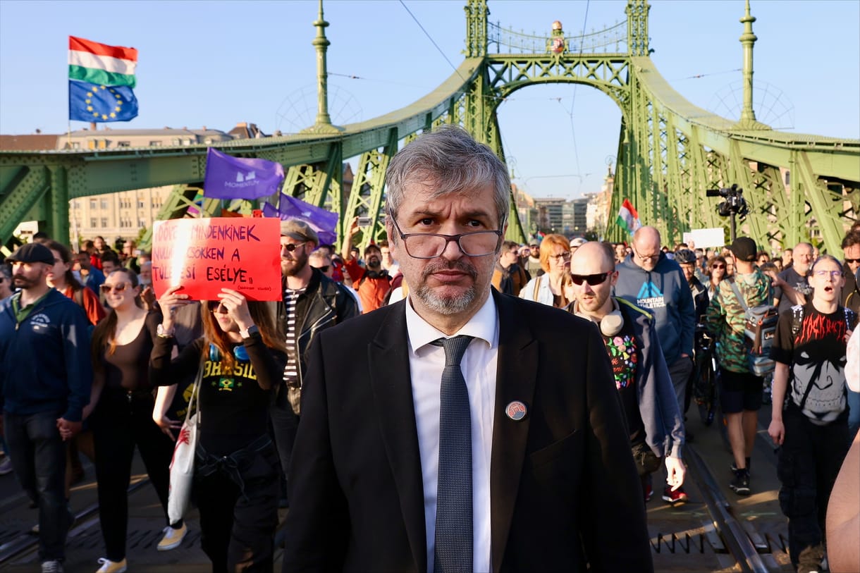 A Fővám téren tüntetett Hadházy Ákos, majd az emberekkel elindult a Szuverenitásvédelmi Hivatalhoz, ám végül a Margit hídig jutottak