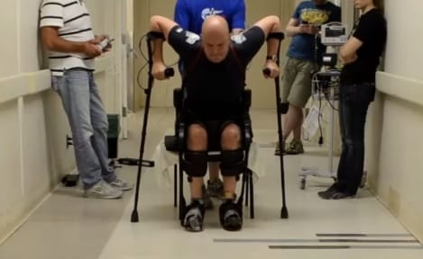 Ezt tudja ma a technológia: ismét képes járni a mozgássérült férfi – videó