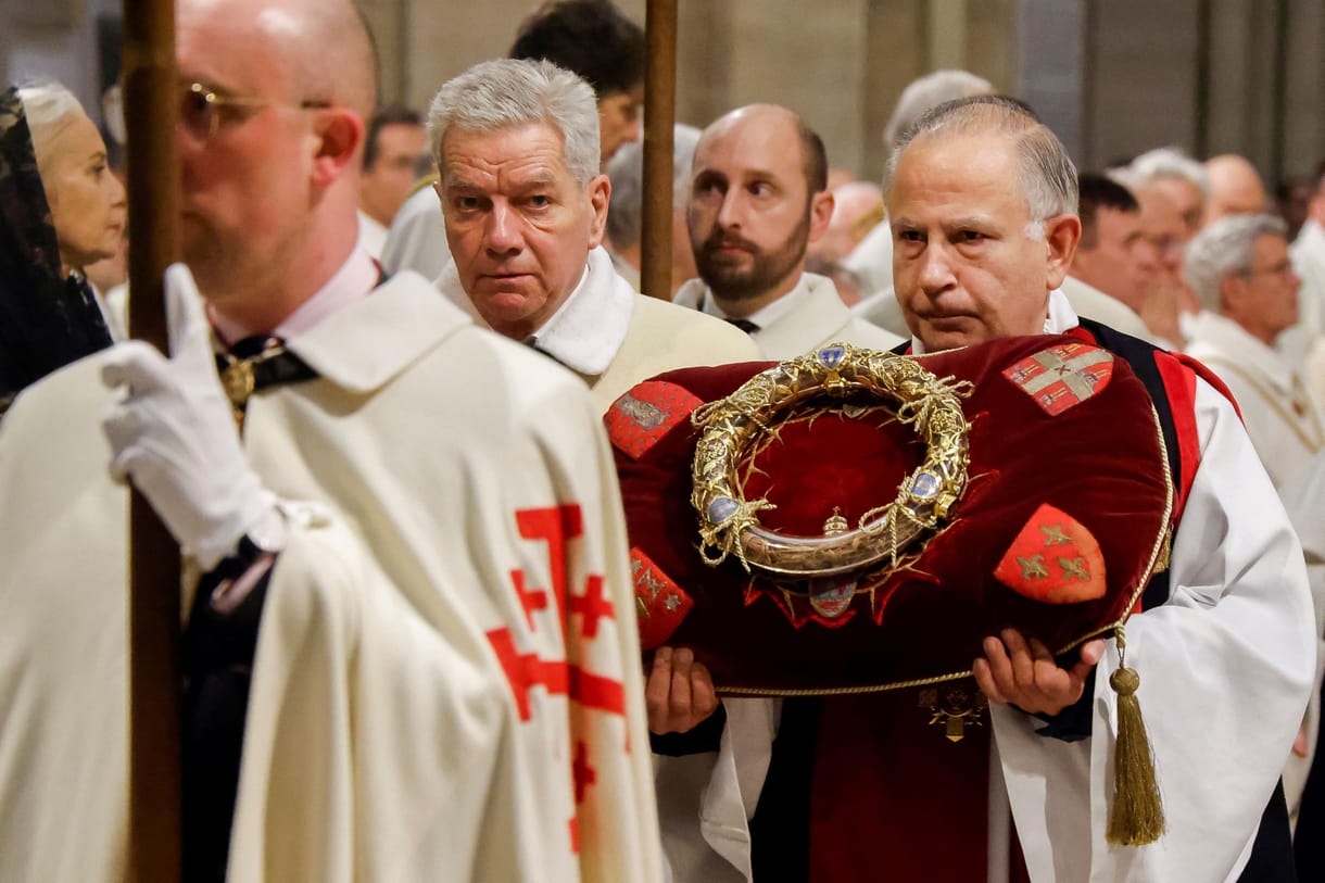 Visszavitték a töviskoronát a Notre-Dame-ba