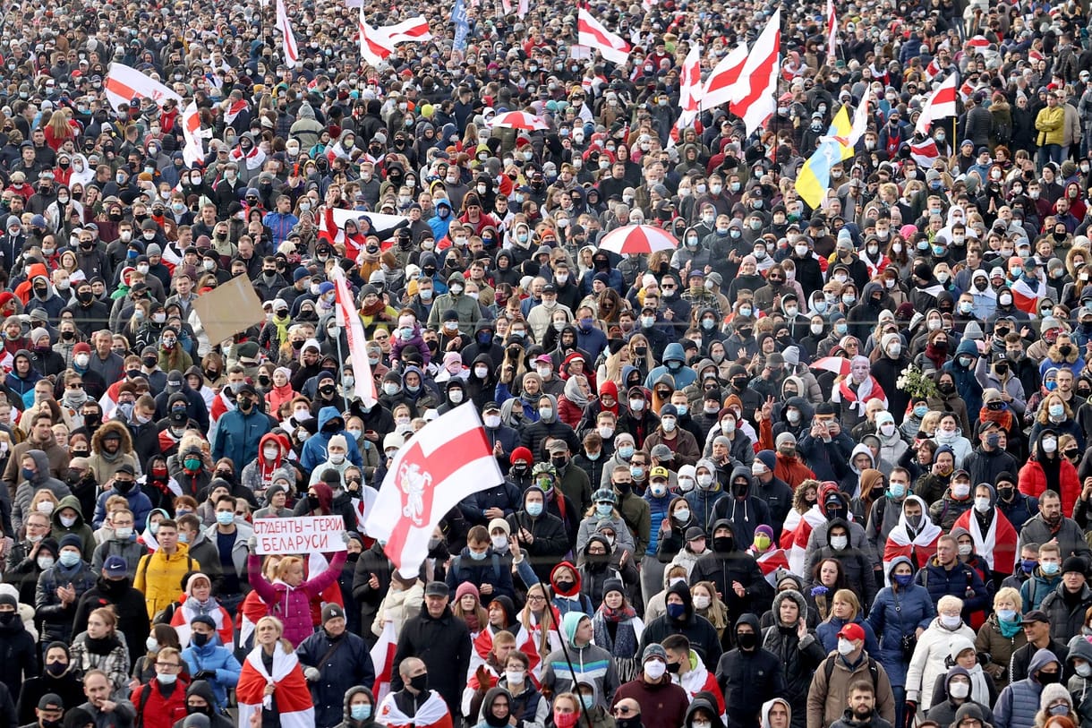 Letiltották a legnagyobb független Belarusz újság honlapját, tucatnyi újságírót vettek őrizetbe