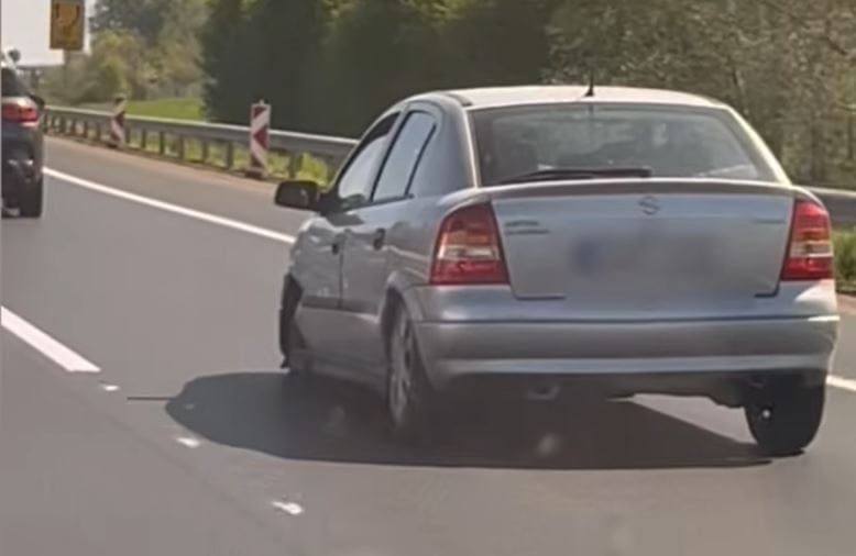 Egyik 100-zal a zebránál, a másik gumikerék nélkül az M3-ason – videón két életveszélyes autós