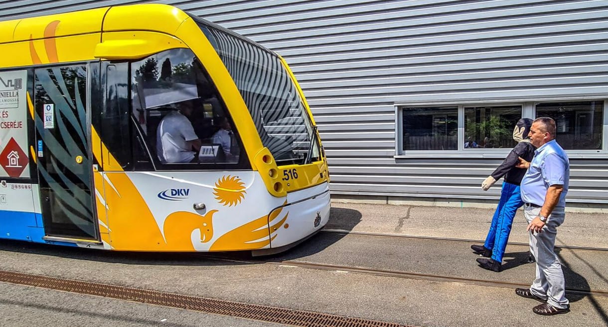 Spéci szerkezetet tesznek a debreceni villamosokra, mert 5 év alatt 130 balesetük volt