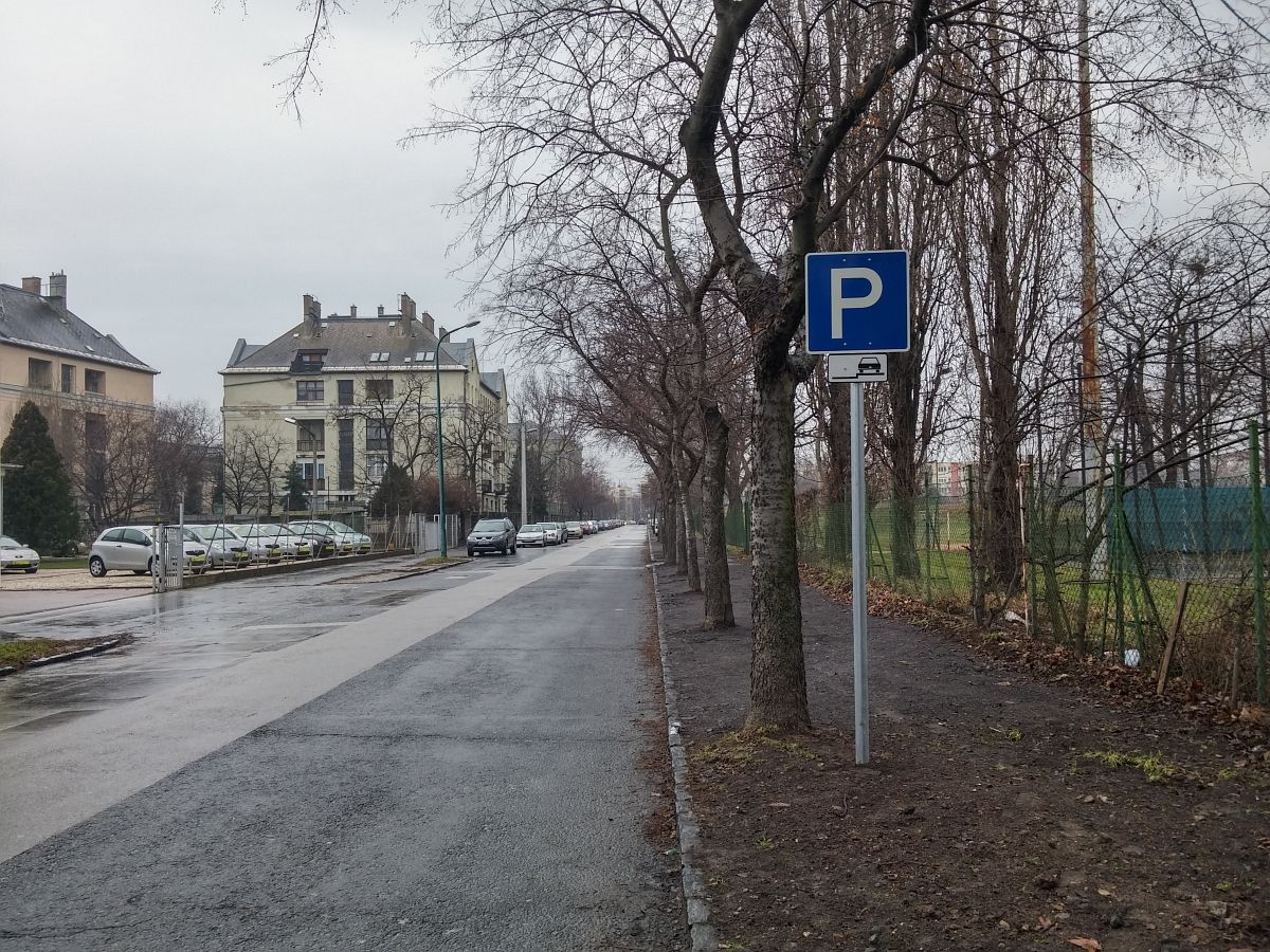 Betonba öntötte a zuglói parkolási szerződéseket a Fidelitas