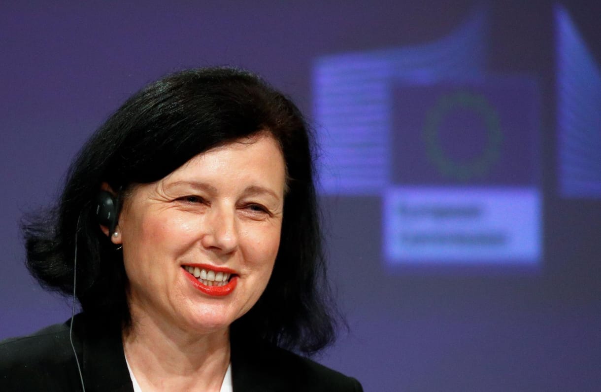 Nem bánta meg, amit mondott és nem is mond le Vera Jourová