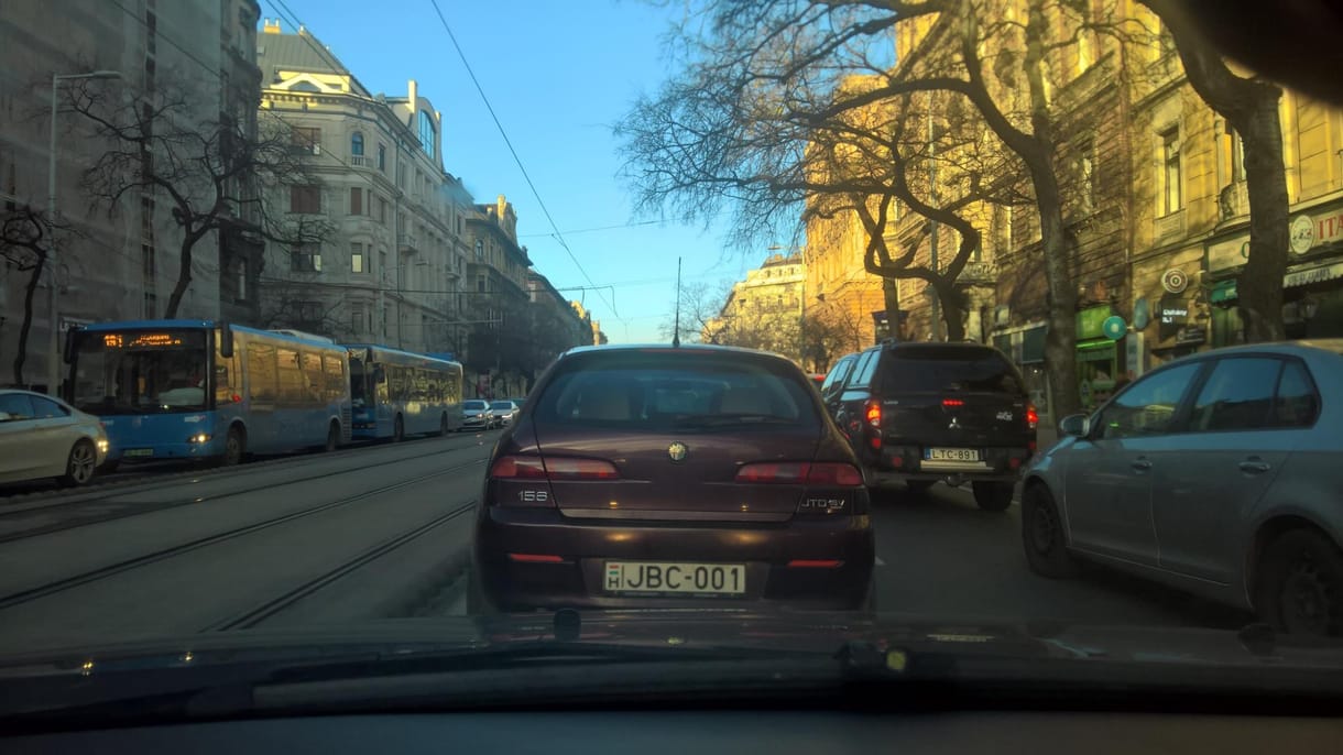 Totális patthelyzet a belvárosban – mindenhol áll a forgalom