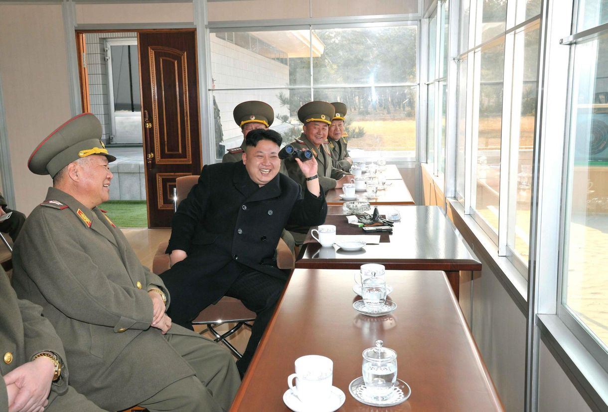 Fotók: Kim Dzsong Un őrületesen jól mulat egy lőgyakorlaton